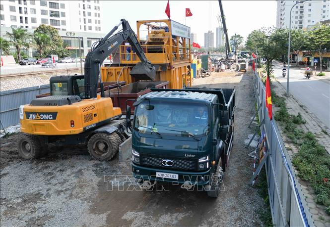 Bùn thải trong quá trình thi công được đưa qua máy phân tách bùn trước khi vận chuyển về bãi đổ rác thải, nhằm đảm bảo vệ sinh và bảo vệ môi trường. (Ảnh: Phan Phương/TTXVN)